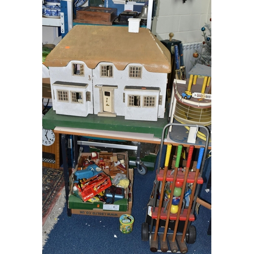 546 - A QUANTITY OF VINTAGE CHILDRENS TOYS ETC, to include a 1930s Triang Princess Elizabeth dolls house i... 