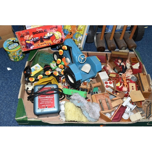 546 - A QUANTITY OF VINTAGE CHILDRENS TOYS ETC, to include a 1930s Triang Princess Elizabeth dolls house i... 