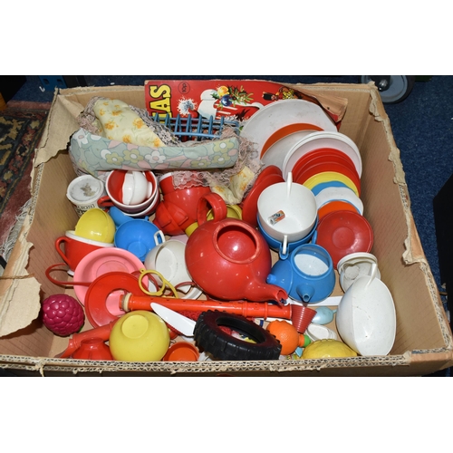 546 - A QUANTITY OF VINTAGE CHILDRENS TOYS ETC, to include a 1930s Triang Princess Elizabeth dolls house i... 