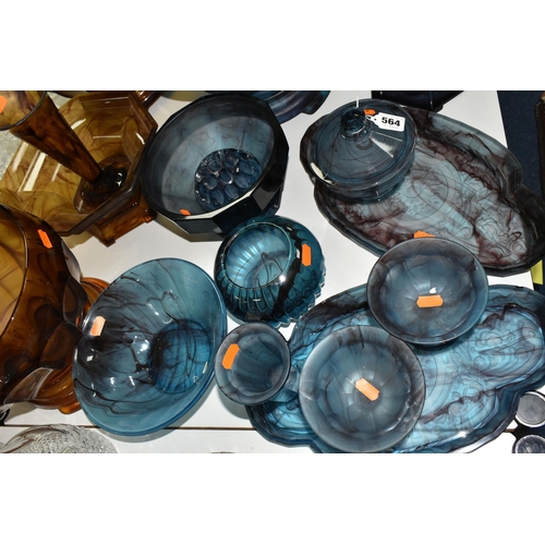 564 - A QUANTITY OF BLUE AND AMBER DAVIDSON CLOUD GLASS WARES, to include a large flower bowl with frog an... 