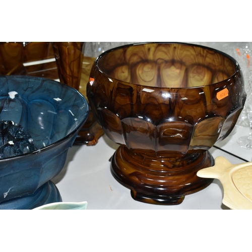 564 - A QUANTITY OF BLUE AND AMBER DAVIDSON CLOUD GLASS WARES, to include a large flower bowl with frog an... 