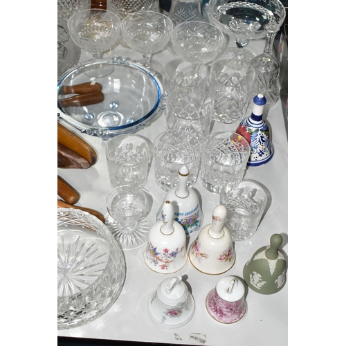 567 - A SMALL QUANTITY OF GLASS, CERAMICS AND TREEN ETC, to include a Edinburgh crystal vase and comport, ... 