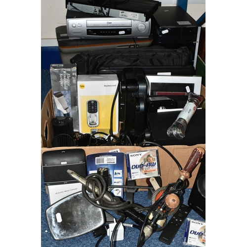 582 - ONE BOX AND LOOSE AUDIO AND TECHNICAL EQUIPMENT, to include a Samsung Blue-Ray disc player model BD-... 