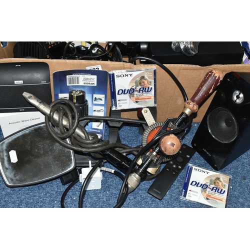 582 - ONE BOX AND LOOSE AUDIO AND TECHNICAL EQUIPMENT, to include a Samsung Blue-Ray disc player model BD-... 