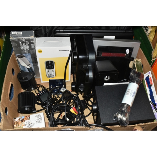 582 - ONE BOX AND LOOSE AUDIO AND TECHNICAL EQUIPMENT, to include a Samsung Blue-Ray disc player model BD-... 