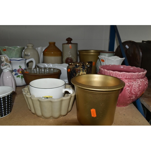 591 - A QUANTITY OF CERAMICS, comprising a Denby 'Burlington' planter, a Castle Ceramics Langs Supreme Sco... 