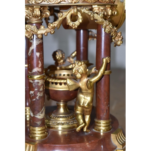 602 - A LATE 19TH CENTURY MARBLE AND GILT METAL MANTEL CLOCK IN THE FORM OF A FOUR COLUMN ROTUNDA TEMPLE, ... 