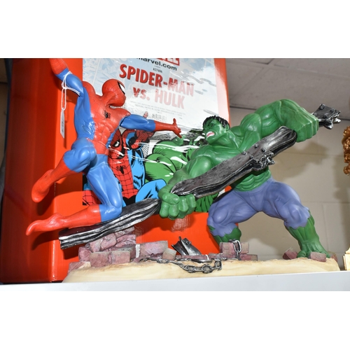 603 - A BOXED ENESCO MARVEL 'SPIDER-MAN VS HULK' FIGURE GROUP, depicting the two superheroes in an action ... 