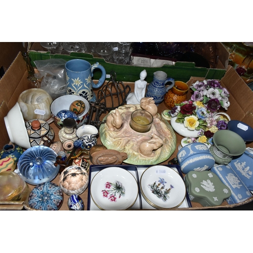 616 - TWO BOXES AND LOOSE CERAMICS AND GLASS WARES, to include an American Homer Laughlin 'Fiesta' jug in ... 