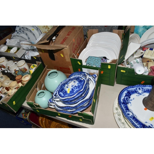 669 - SIX BOXES AND LOOSE CERAMICS, to include a collection of vintage souvenir chalkware, Royal commemora... 