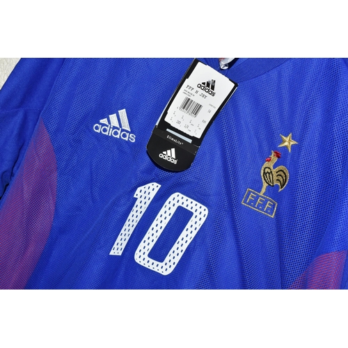 724 - A FRANCE REPLICA HOME FOOTBALL SHIRT SIGNED BY ZINEDINE ZIDANE, signed to the white figure 1 of the ... 