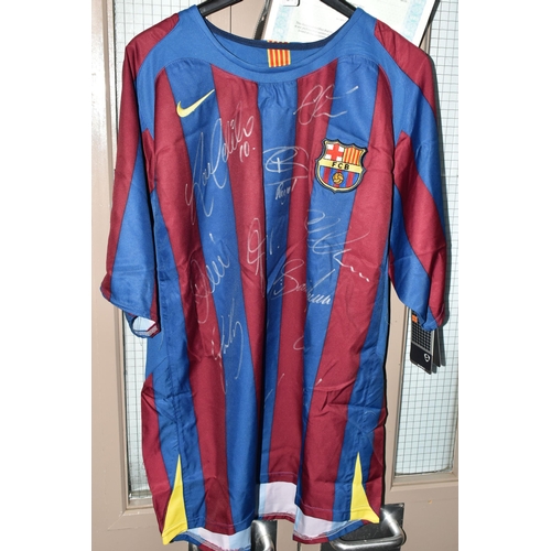 725 - A SIGNED BARCELONA REPLICA HOME FOOTBALL SHIRT, signed by Ronaldinho, Etoo, Puyol, Deco, Valdes, Lar... 