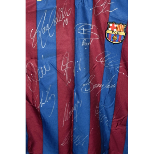 725 - A SIGNED BARCELONA REPLICA HOME FOOTBALL SHIRT, signed by Ronaldinho, Etoo, Puyol, Deco, Valdes, Lar... 