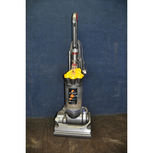 1061 - A DYSON DC33 UPRIGHT VACUUM CLEANER (PAT pass and working)