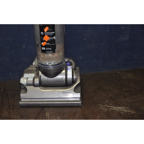 1061 - A DYSON DC33 UPRIGHT VACUUM CLEANER (PAT pass and working)