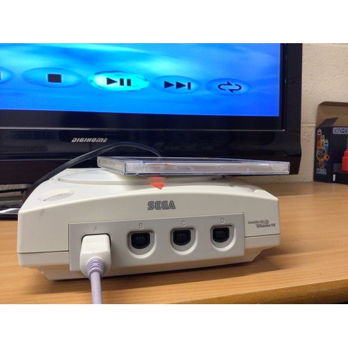 476 - SEGA DREAMCAST CONSOLE, console is tested and though it can work, it only plays certain games (mostl... 