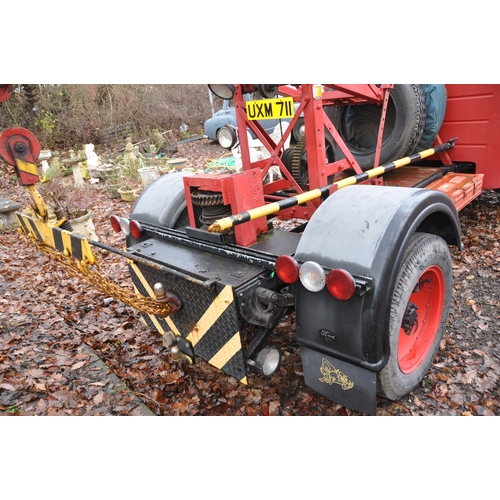 998 - A 1958 FORDSON THAMES RECOVERY TRUCK IN RED, REGISTRATION NUMBER UXM 711, first registered June 1958... 