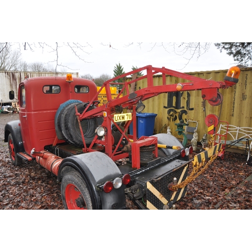 998 - A 1958 FORDSON THAMES RECOVERY TRUCK IN RED, REGISTRATION NUMBER UXM 711, first registered June 1958... 