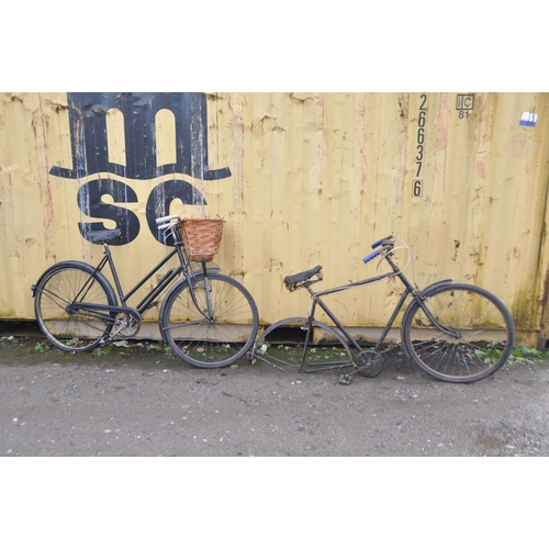 1005 - A VINTAGE RALEIGH LADIES SHOPPING BIKE with front basket, 21in frame and a Raleigh gents bike frame ... 