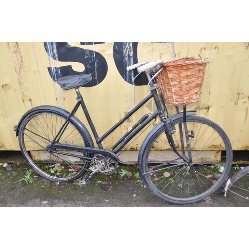 1005 - A VINTAGE RALEIGH LADIES SHOPPING BIKE with front basket, 21in frame and a Raleigh gents bike frame ... 