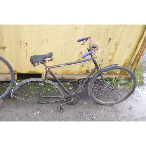 1005 - A VINTAGE RALEIGH LADIES SHOPPING BIKE with front basket, 21in frame and a Raleigh gents bike frame ... 