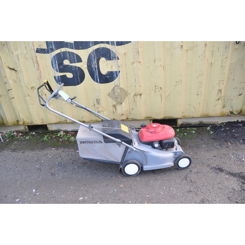 1007 - A HONDA HRB425c self propelled petrol lawn mower with grass box (engine pulls freely but hasn't star... 