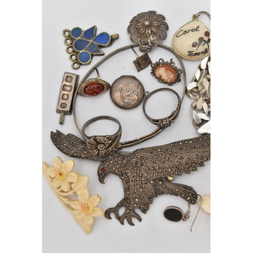 35 - AN ASSORTMENT OF SILVER AND WHITE METAL JEWELLERY, to include a heavy gents flat curb link bracelet,... 