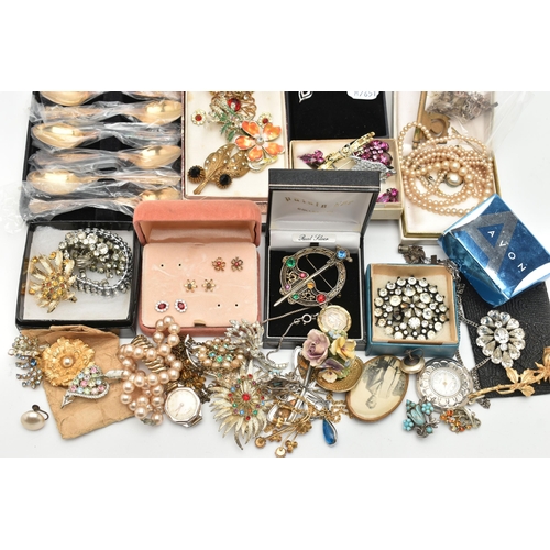 63 - A SELECTION OF MAINLY COSTUME JEWELLERY, to include a charm bracelet with heart padlock clasp, an Ex... 