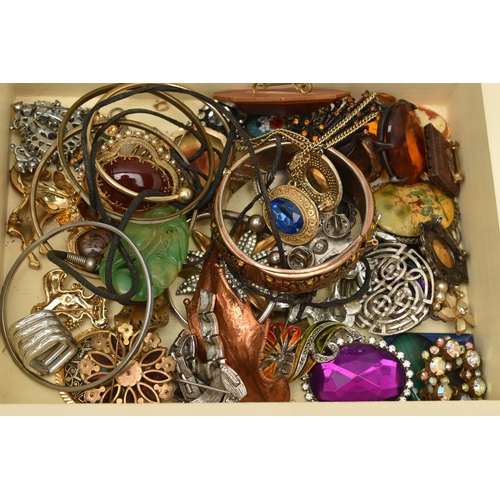 68 - A BOX OF COSTUME JEWLLERY AND JEWELLERY BOXES, to include three hinged jewellery boxes, and addition... 