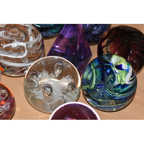 334 - A CAITHNESS GLASS POSY VASE AND EIGHT ASSORTED MODERN GLASS PAPERWEIGHTS, including Langham Glass Ho... 