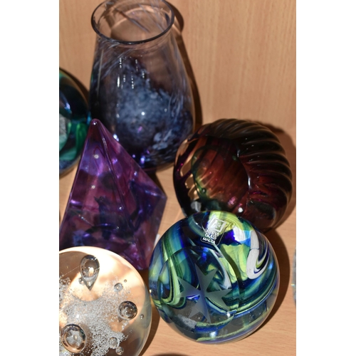 334 - A CAITHNESS GLASS POSY VASE AND EIGHT ASSORTED MODERN GLASS PAPERWEIGHTS, including Langham Glass Ho... 