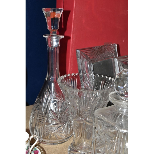 402 - A QUANTITY OF CUT CRYSTAL GLASSWARE, comprising a boxed Stuart Crystal 'Starburst' bottle stopper, a... 