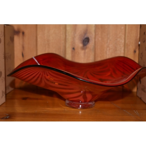 458 - A RICHARD P GOLDING, A CONTEMPORARY STUDIO GLASS FOOTED BOWL SIGNED AND DATED 2012, trailed red glas... 