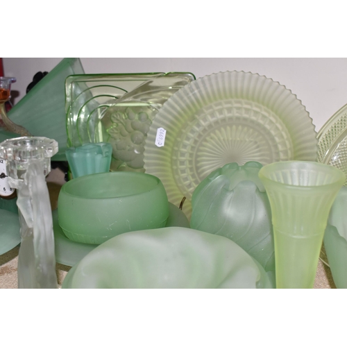 463 - A GROUP OF DECORATIVE GLASS WARE, to include uranium glass dressing table items, including a figural... 