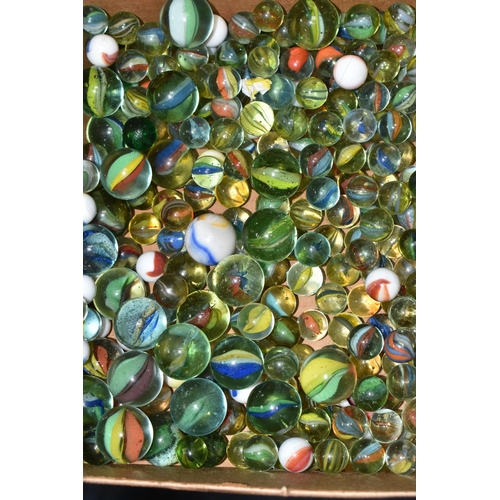 512 - A BOX OF VINTAGE GLASS MARBLES AND STEEL BALLS, assorted sizes