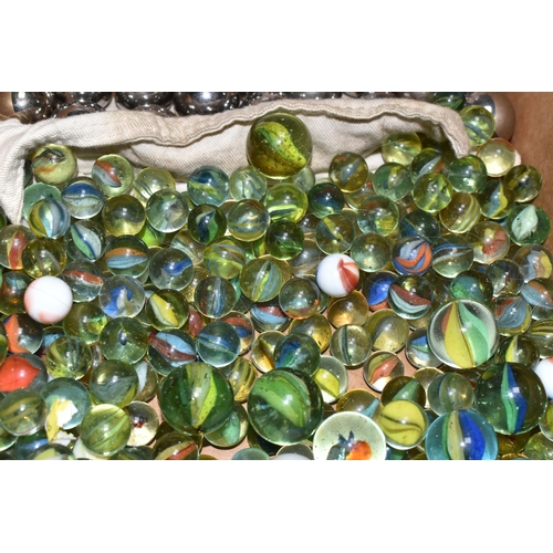 512 - A BOX OF VINTAGE GLASS MARBLES AND STEEL BALLS, assorted sizes