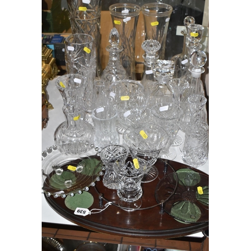 539 - A QUANTITY OF CUT CRYSTAL AND GLASSWARE, comprising a Dartington Crystal 'Daisy' cheese platter, an ... 