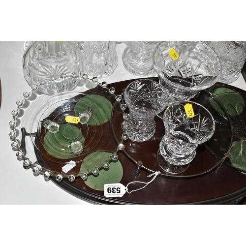 539 - A QUANTITY OF CUT CRYSTAL AND GLASSWARE, comprising a Dartington Crystal 'Daisy' cheese platter, an ... 