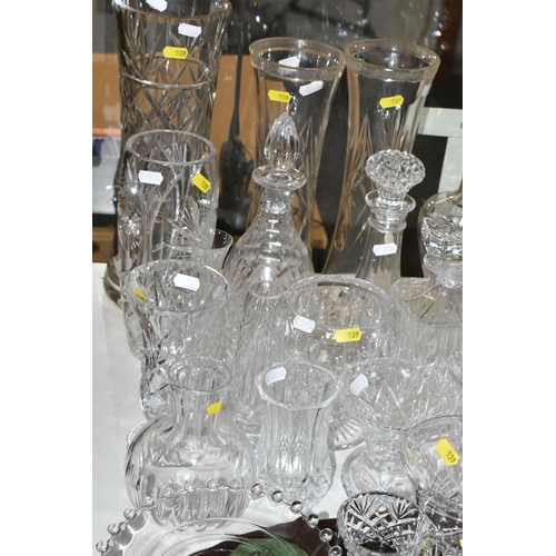 539 - A QUANTITY OF CUT CRYSTAL AND GLASSWARE, comprising a Dartington Crystal 'Daisy' cheese platter, an ... 