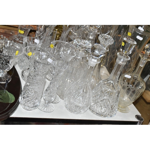 539 - A QUANTITY OF CUT CRYSTAL AND GLASSWARE, comprising a Dartington Crystal 'Daisy' cheese platter, an ... 