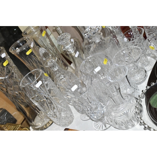 539 - A QUANTITY OF CUT CRYSTAL AND GLASSWARE, comprising a Dartington Crystal 'Daisy' cheese platter, an ... 