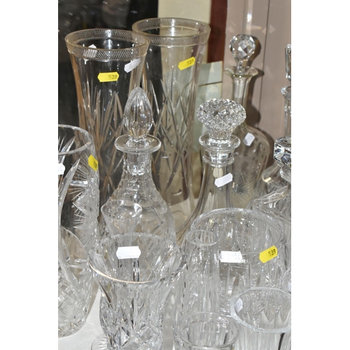 539 - A QUANTITY OF CUT CRYSTAL AND GLASSWARE, comprising a Dartington Crystal 'Daisy' cheese platter, an ... 