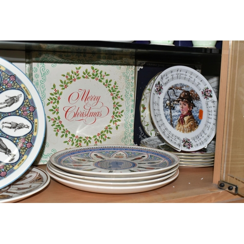 605 - A QUANTITY OF COLLECTORS PLATES, to include various Royal Doulton Christmas plates, Shakespeare and ... 