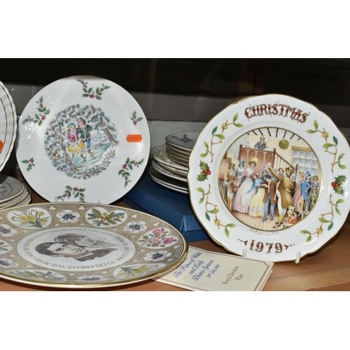 605 - A QUANTITY OF COLLECTORS PLATES, to include various Royal Doulton Christmas plates, Shakespeare and ... 