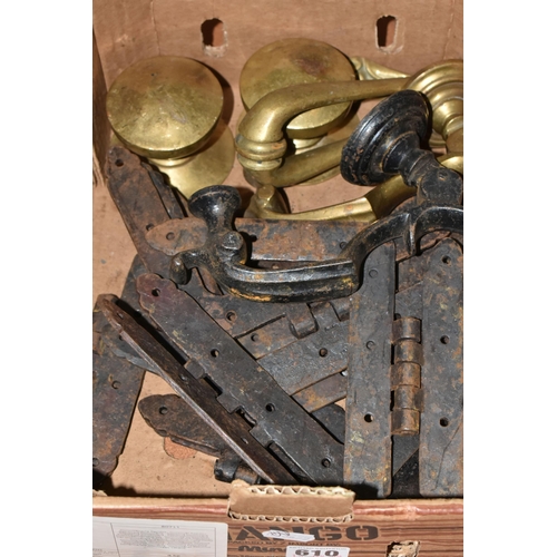 610 - ONE BOX OF BRASS AND CAST IRON DOOR FURNITURE, to include two large brass door knobs, two brass door... 