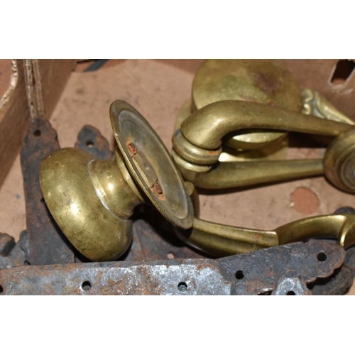 610 - ONE BOX OF BRASS AND CAST IRON DOOR FURNITURE, to include two large brass door knobs, two brass door... 