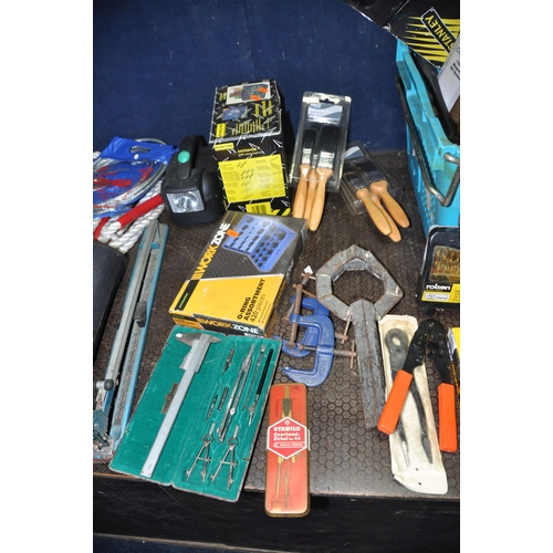 1058 - A TRAY CONTAINING HAND TOOLS including a Woolworths detail sander(untested), hammers, saws, a Record... 