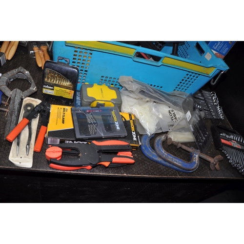 1058 - A TRAY CONTAINING HAND TOOLS including a Woolworths detail sander(untested), hammers, saws, a Record... 
