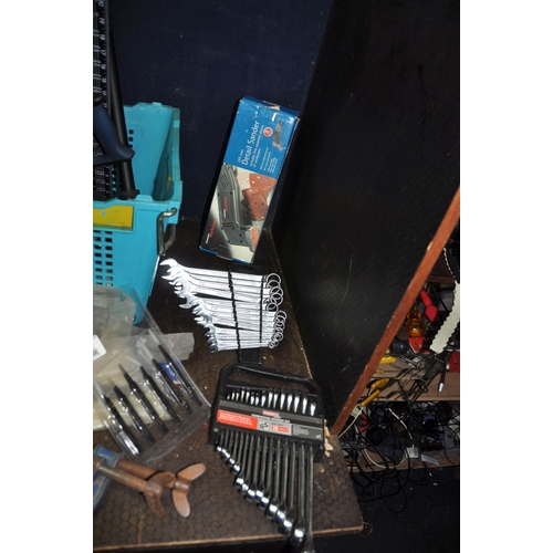 1058 - A TRAY CONTAINING HAND TOOLS including a Woolworths detail sander(untested), hammers, saws, a Record... 