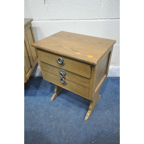 1256 - A WEBBER FURNITURE CROYDON RANGE OAK THREE PIECE BEDROOM SUITE, comprising a dressing table, with a ... 